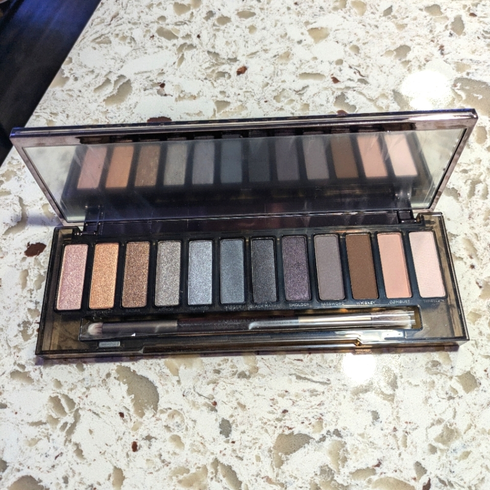 BNIB NAKED Smoky Palette 💨